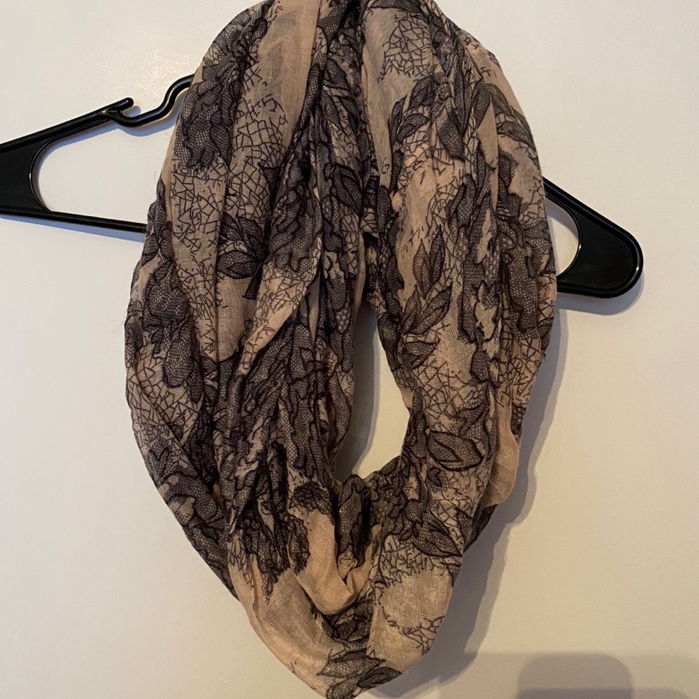 Flower circle scarf